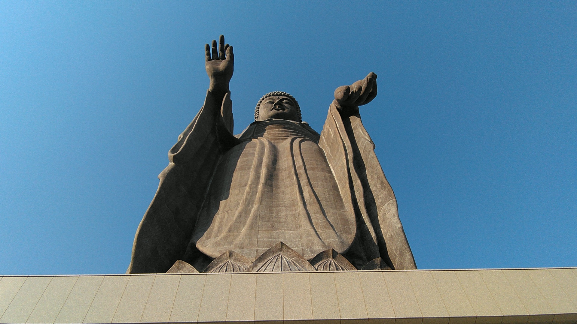 高さ世界第5位の大仏を見て、日本の観光について考えさせられた